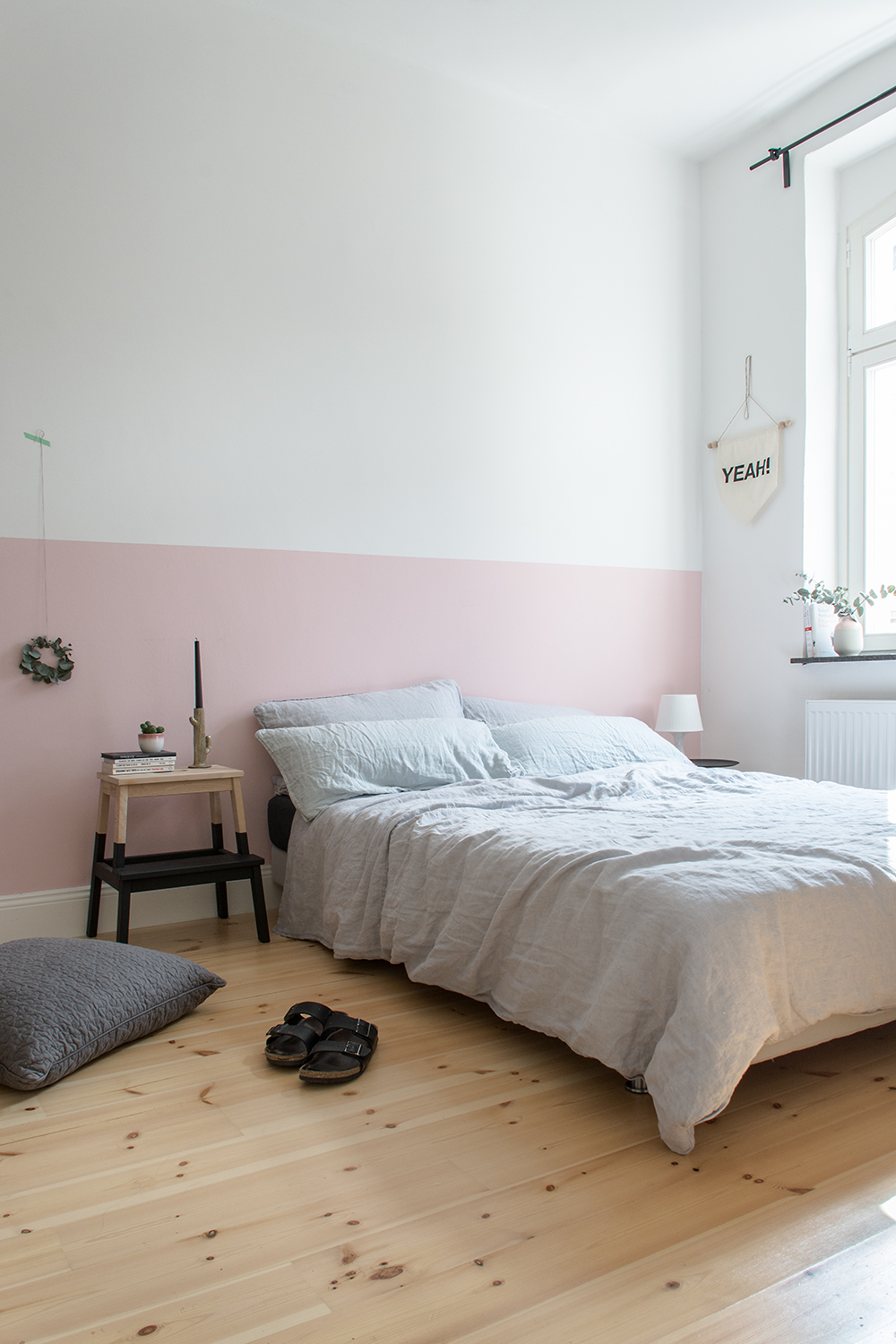 Eine Rosa Wand Fur Das Schlafzimmer Neue Bettwasche Aus